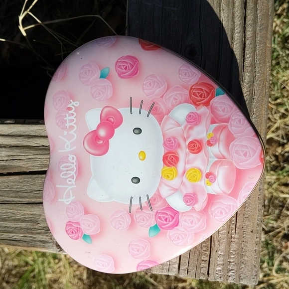 Hello Kitty Sanrio mental heart shape box - Picture 5 of 6
